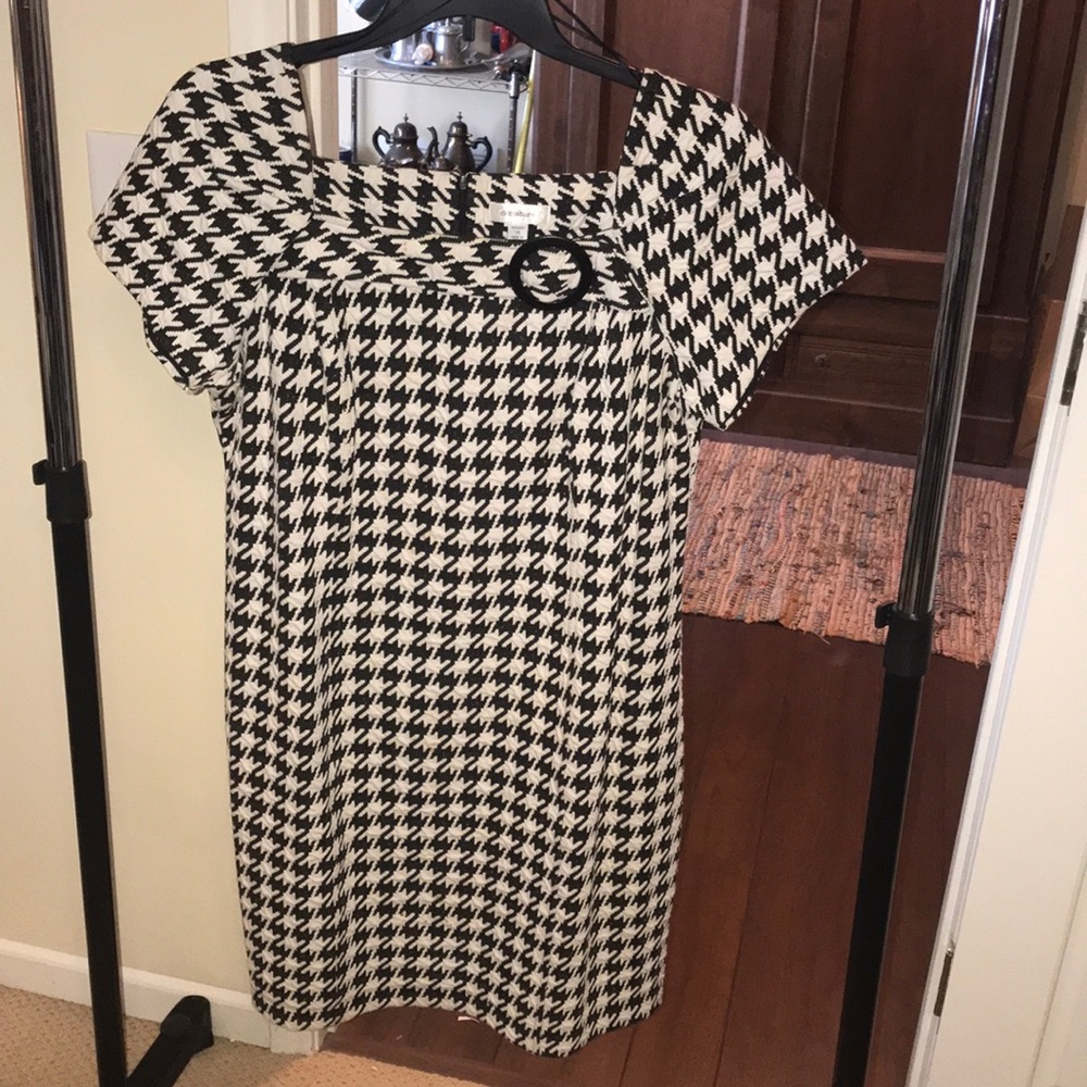 Black and white, hounds tooth. 60s style dress.
